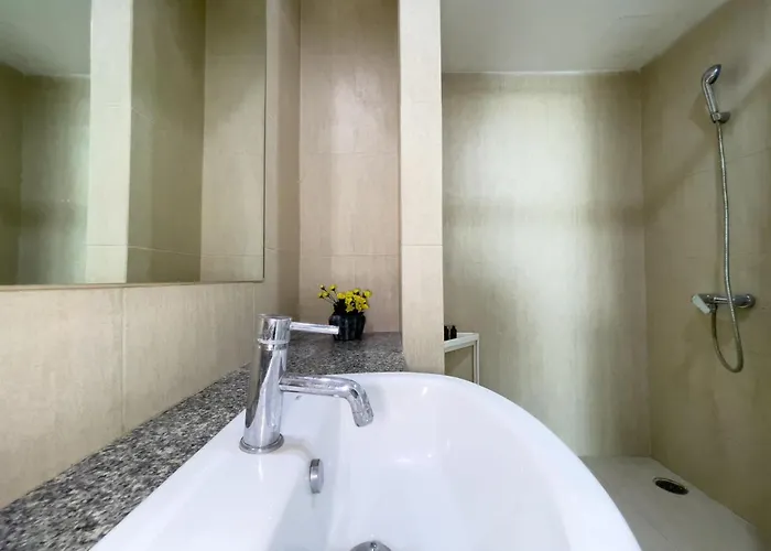 Near Bts L Fully Furnished L Pool And Gym