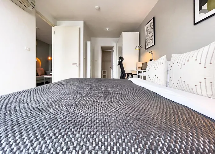 Near Bts L Fully Furnished L Pool And Gym Appartement