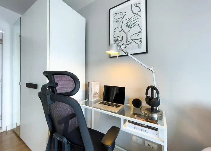Near Bts L Fully Furnished L Pool And Gym